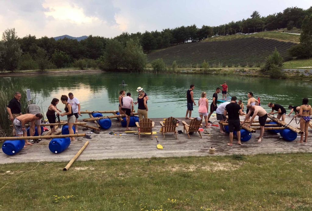 Raid robinson - défi d'entreprise construction de radeaux - Teambuilding