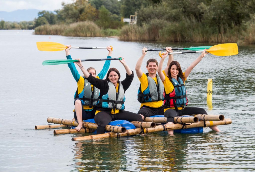 Team building construction de radeaux activités aquatiques